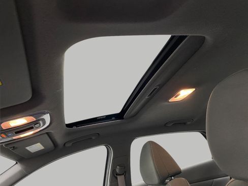 Certified 2025 Hyundai Elantra SEL FWD image 31