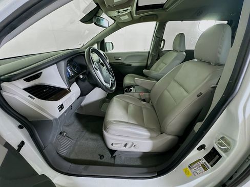 Used 2020 Toyota Sienna XLE image 13