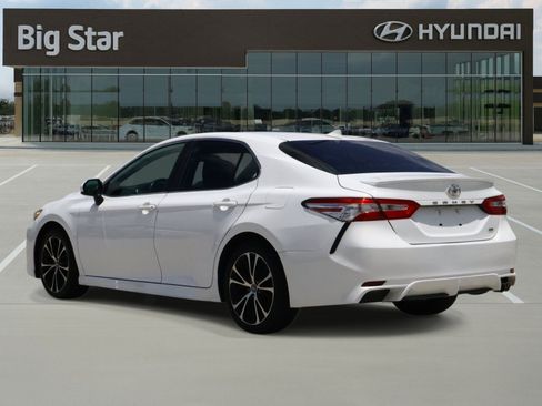 Used 2020 Toyota Camry SE FWD image 3
