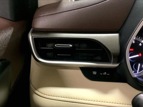 Used 2022 Toyota Highlander XLE image 35