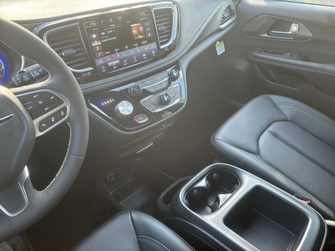 New 2026 Chrysler Pacifica Select image 28