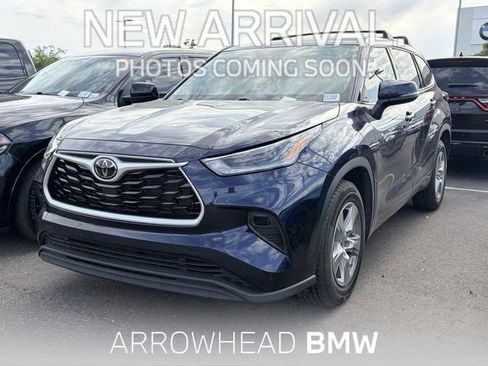 Used 2021 Toyota Highlander LE FWD image 1