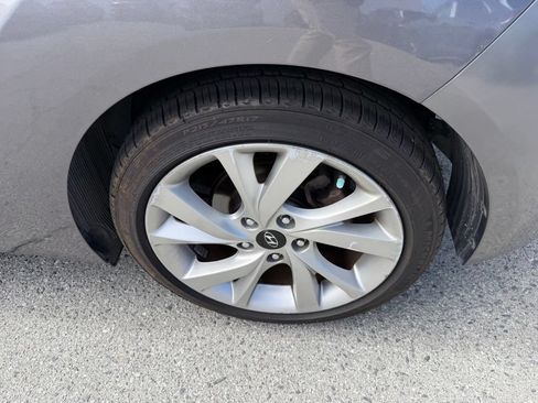 Used 2016 Hyundai Veloster FWD image 4