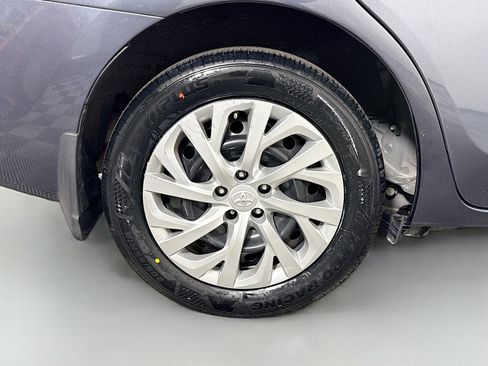 Used 2018 Toyota Corolla LE w/ Carpet Mat Package (TMS) FWD image 32
