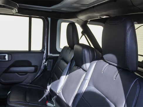 Used 2018 Jeep Wrangler Unlimited Sahara image 22