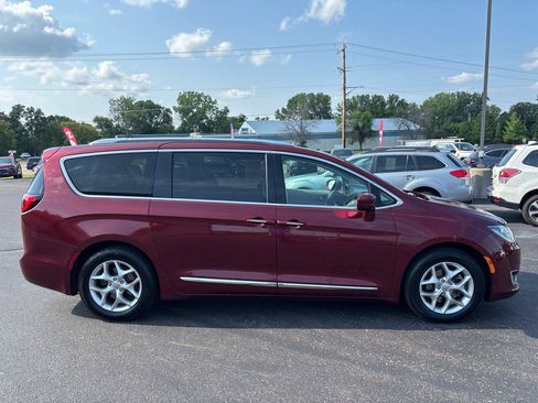 Used 2018 Chrysler Pacifica Touring-L Plus FWD image 2