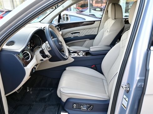 Used 2022 Bentley Bentayga image 17