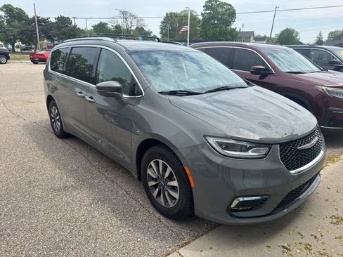 Used 2021 Chrysler Pacifica Touring-L FWD image 1