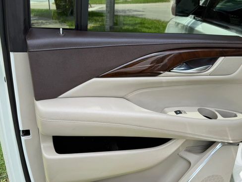 Used 2017 Cadillac Escalade ESV Premium Luxury AWD/4WD image 21