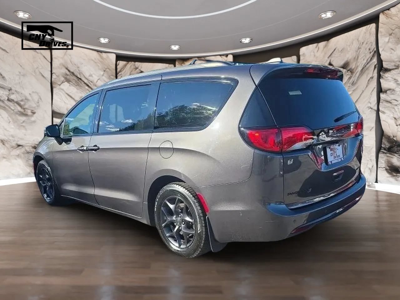 Used 2019 Chrysler Pacifica Limited w/ Advanced Safetytec Group FWD image 7