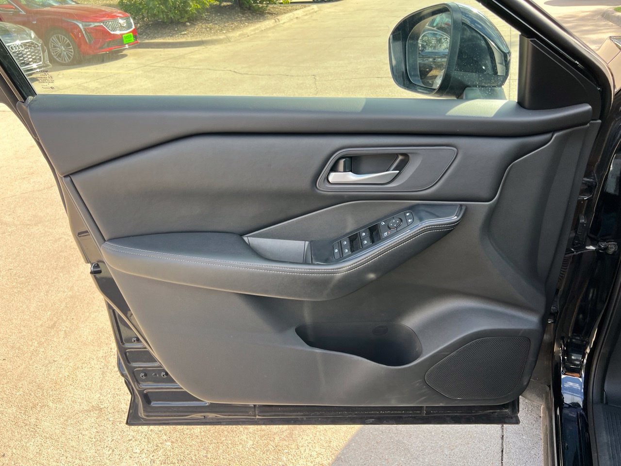 Used 2025 Nissan Rogue SV FWD image 10