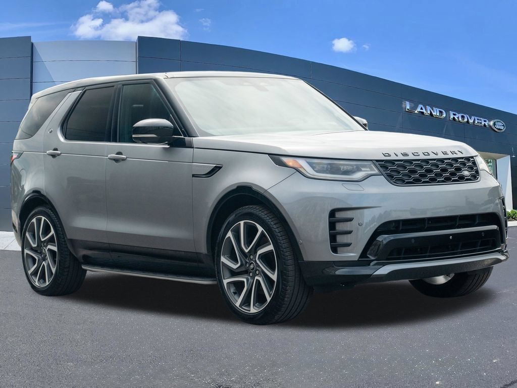 Used 2024 Land Rover Discovery Dynamic SE AWD/4WD image 3