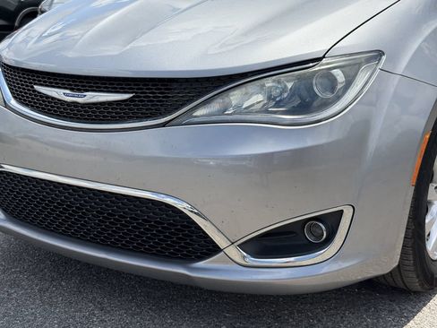 Used 2019 Chrysler Pacifica Touring-L FWD image 10