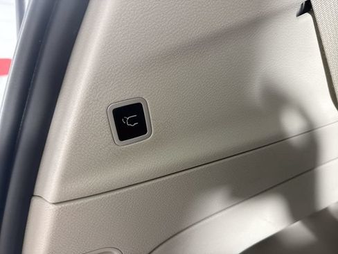 Used 2024 Chrysler Pacifica Touring-L FWD image 34