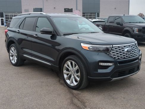 Used 2023 Ford Explorer Platinum w/ Technology Package image 2