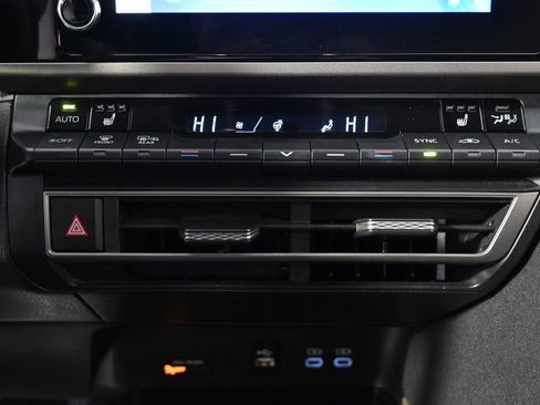 Used 2025 Toyota Camry LE w/ Convenience Package image 31