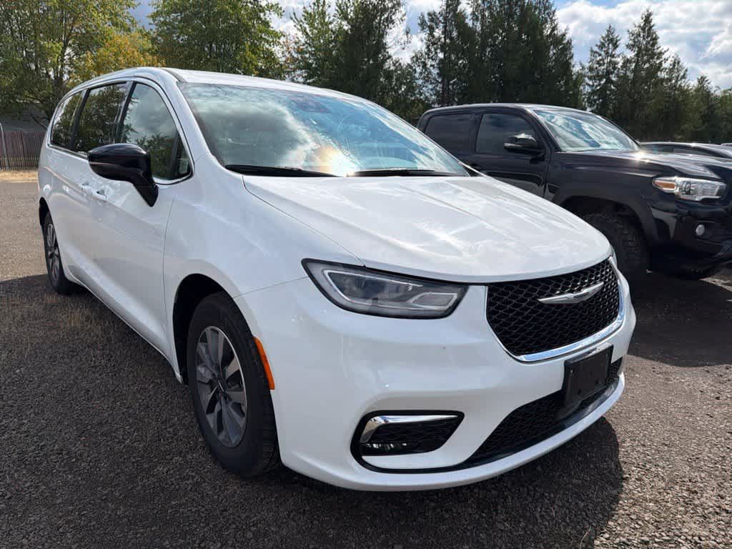 Used 2024 Chrysler Pacifica Limited FWD image 1