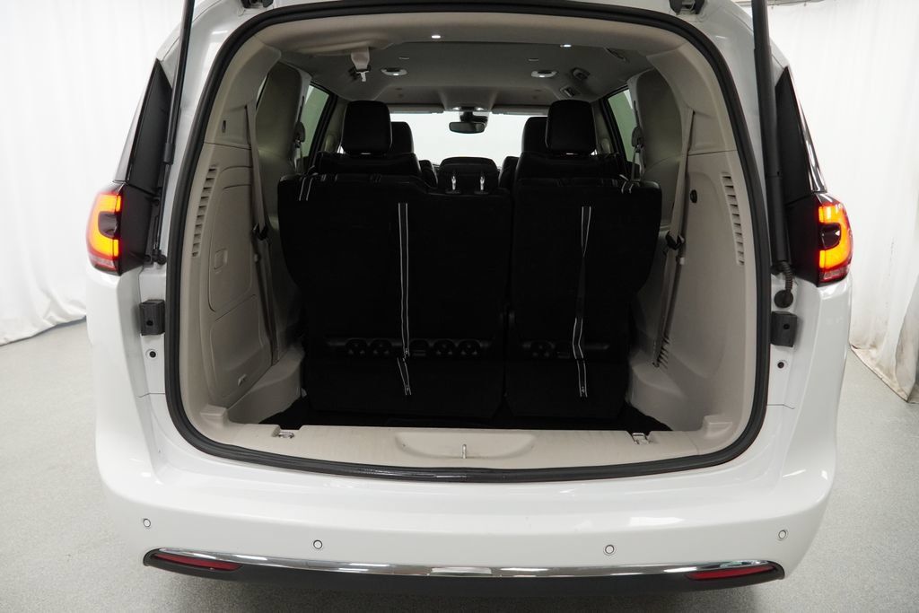 Used 2024 Chrysler Pacifica Limited FWD image 38