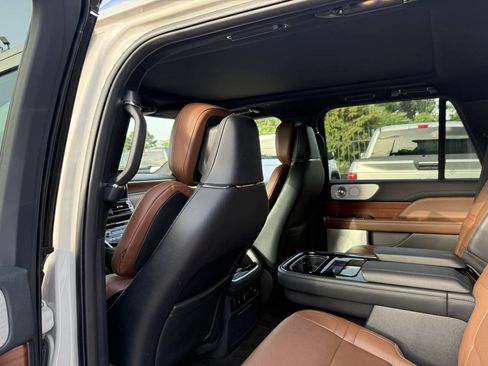 Used 2023 Lincoln Navigator Reserve AWD/4WD image 14