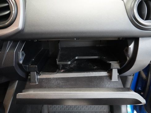 Used 2016 Toyota Tacoma TRD Off-Road image 33