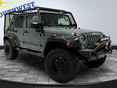 Used 2014 Jeep Wrangler Unlimited Sahara w/ Connectivity Group AWD/4WD image 3