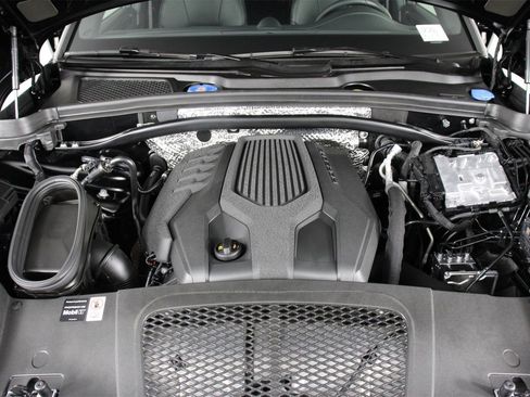 Used 2025 Porsche Macan image 26