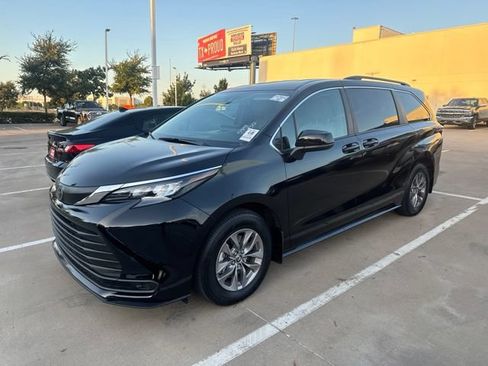 Used 2026 Toyota Sienna LE FWD image 1