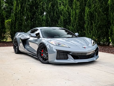 Used 2024 Chevrolet Corvette Z06 RWD image 2