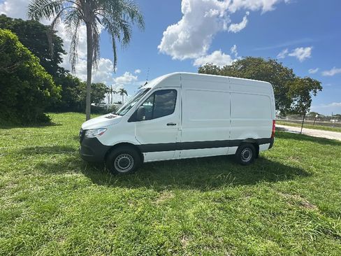 Used 2021 Mercedes-Benz Sprinter 1500 image 2