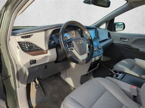 Used 2018 Toyota Sienna XLE image 14