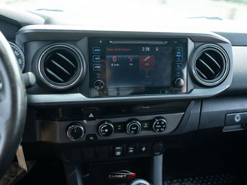 Used 2018 Toyota Tacoma TRD Sport AWD/4WD image 28