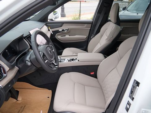 New 2026 Volvo XC90 B6 Plus w/ Protection Package Premier image 18