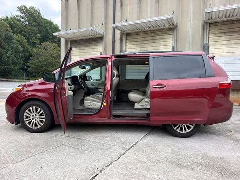 Used 2017 Toyota Sienna XLE Premium FWD image 18