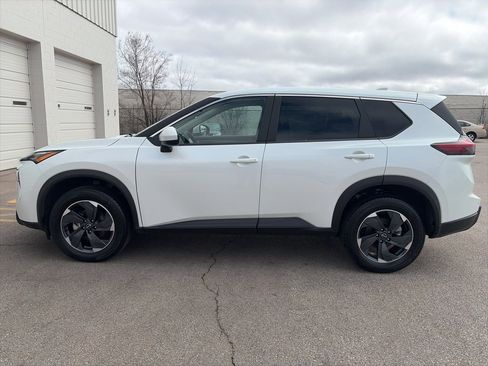 Used 2025 Nissan Rogue SV image 2