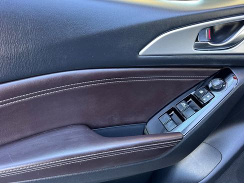 Used 2018 MAZDA MAZDA3 Touring FWD image 12