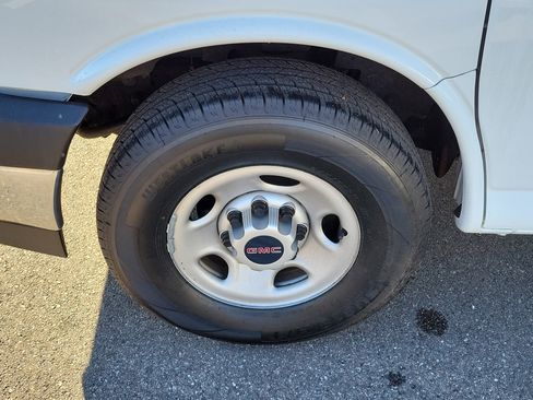 Used 2020 GMC Savana 2500 w/ Driver Convenience Package image 33