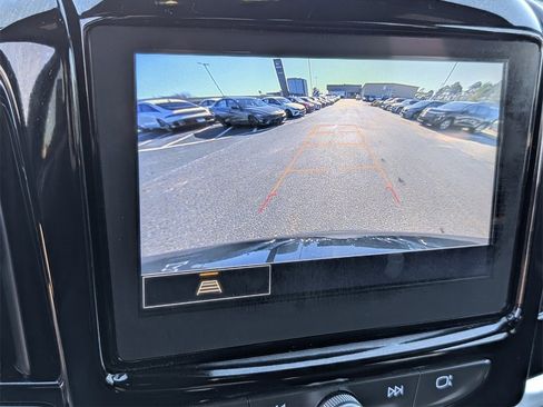 Used 2023 Chevrolet Traverse LT image 17