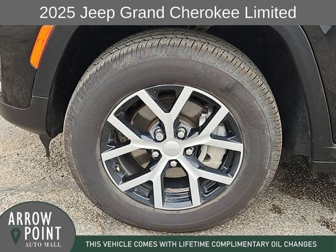 Used 2025 Jeep Grand Cherokee Limited AWD/4WD image 16