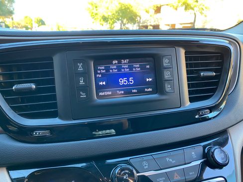 Used 2017 Chrysler Pacifica Touring-L image 60