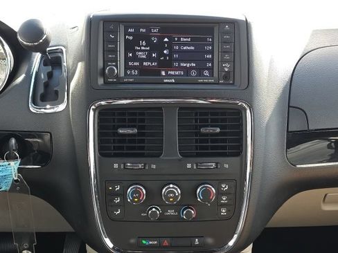 Used 2019 Dodge Grand Caravan SXT FWD image 13