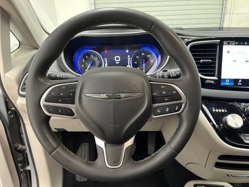 Used 2024 Chrysler Pacifica Touring-L FWD image 17