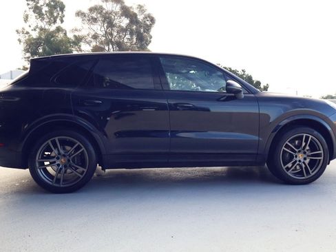 Certified 2023 Porsche Cayenne Platinum Edition image 8