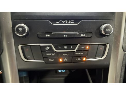 Used 2020 Ford Fusion SE FWD image 14