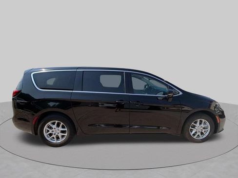 Used 2024 Chrysler Pacifica Touring-L FWD image 9