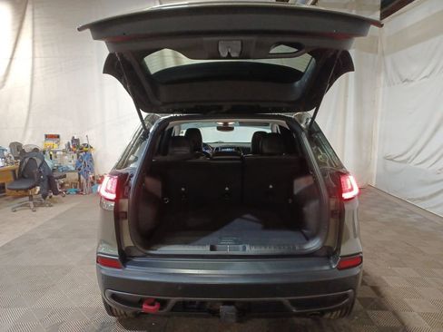 Used 2019 Jeep Cherokee Trailhawk image 19