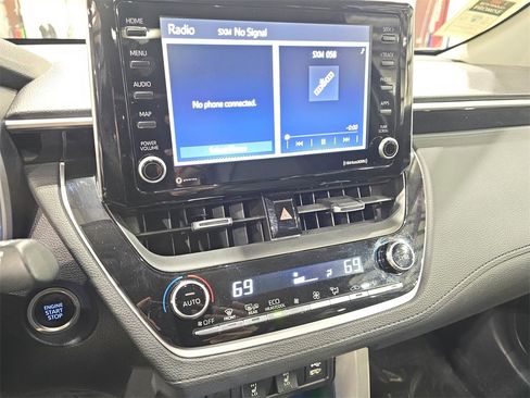 Used 2022 Toyota Corolla Cross XLE w/ Convenience Package image 21