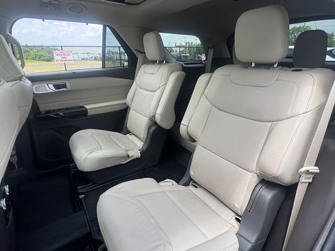 Used 2024 Ford Explorer Platinum w/ Technology Package AWD/4WD image 34