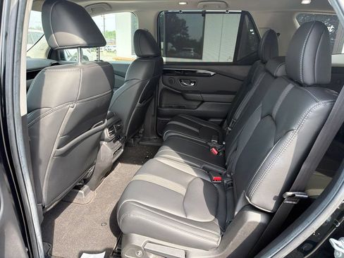 Used 2025 Honda Pilot Touring image 5