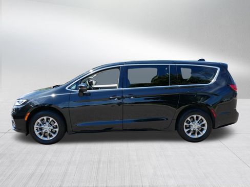 Used 2023 Chrysler Pacifica Touring-L AWD/4WD image 4