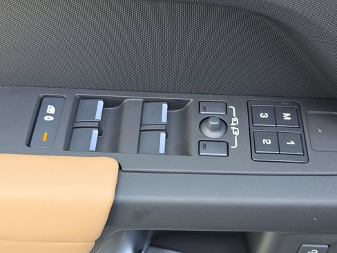 New 2026 Land Rover Defender 130 X-Dynamic SE AWD/4WD image 29